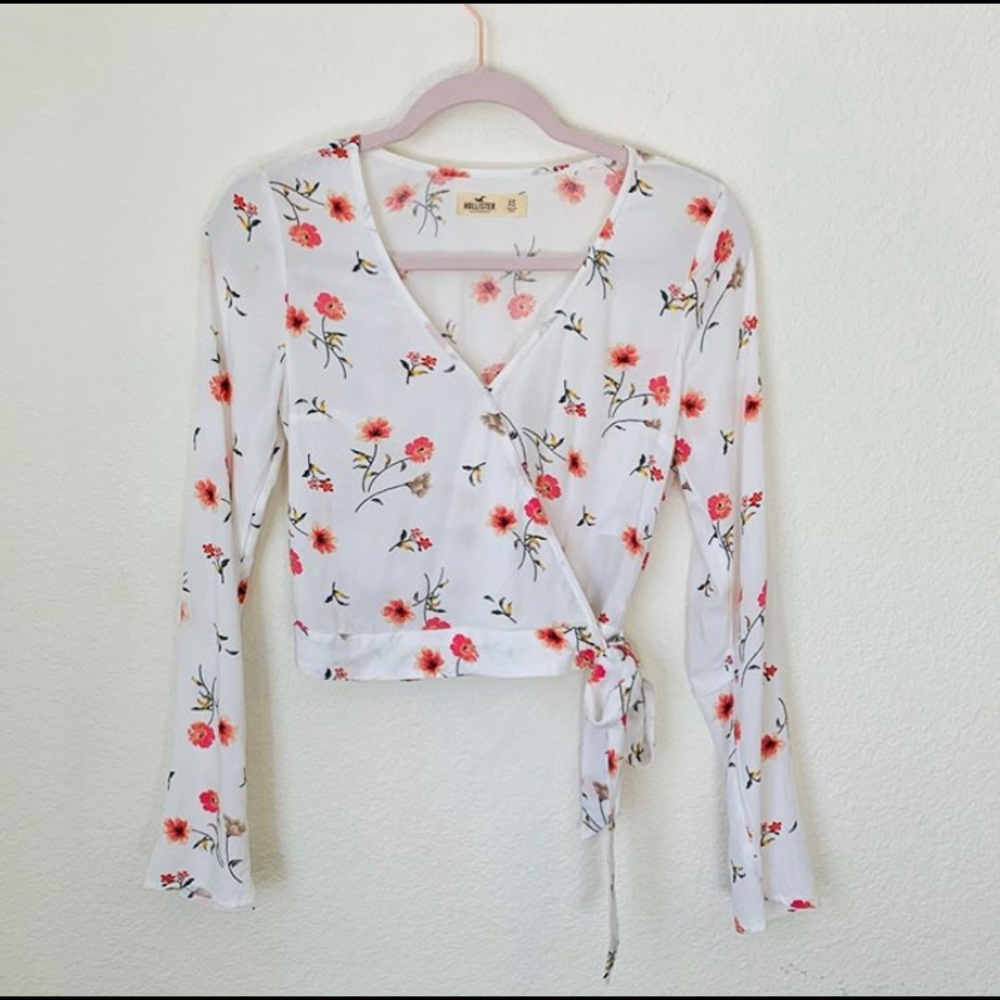Floral long sleeve Hollister wrap top!🌸